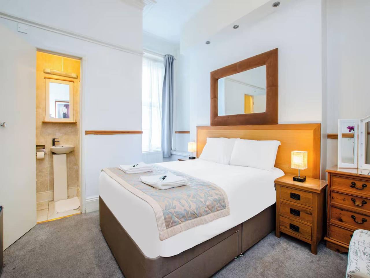 Oyo The Lodge Bournemouth Standard Double Room in Bournemouth, South West England
