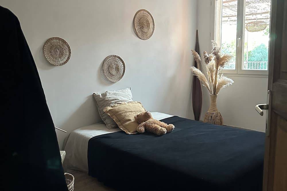 House with swimming pool and Clim for 6 people - near Aix en Pce and Marseille. in Velaux, Aix-en-Provence region