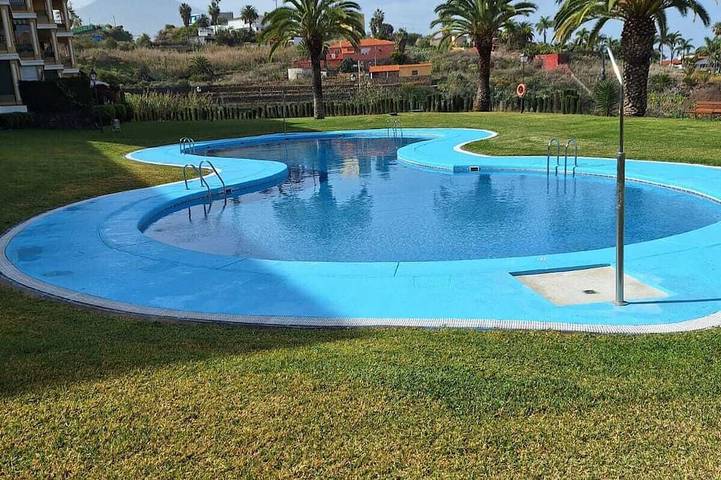 Ferienwohnung für 3 Personen, mit Pool und Garten sowie Balkon