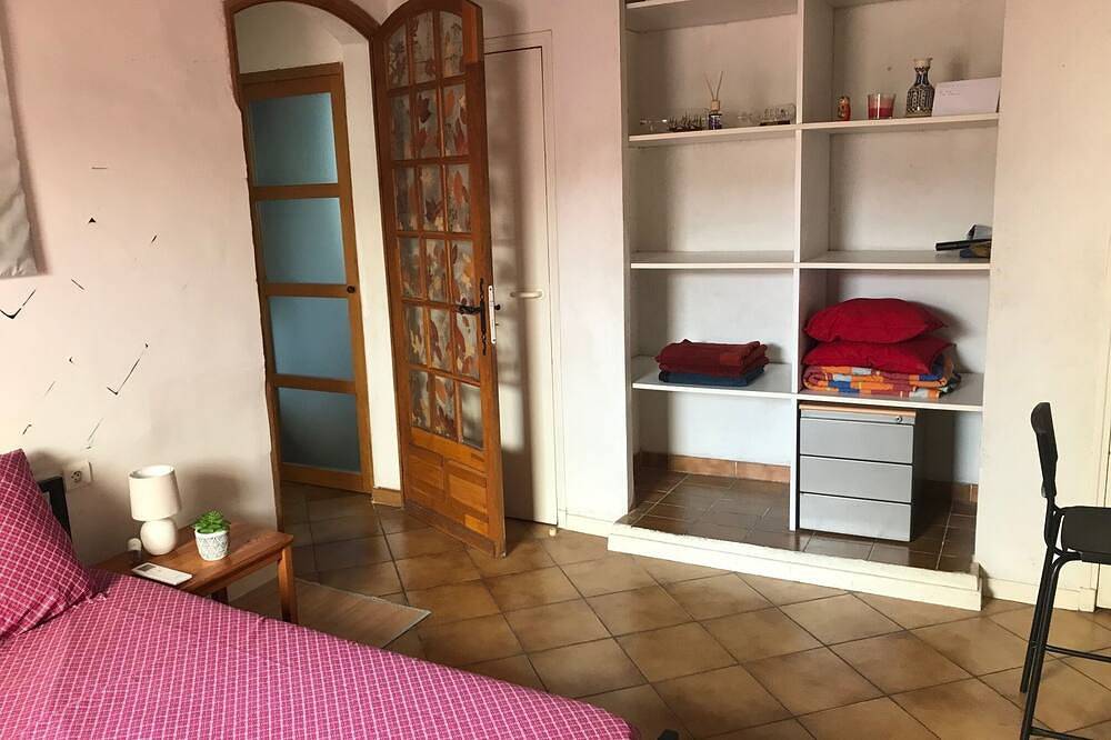 Air-conditioned room in a villa less than 10 km from Marseille's Vieux Port in Marsella, Marsella region