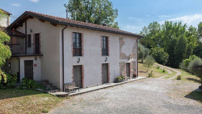 Agriturismo per 15 persone, con piscina e giardino nonché terrazza, con animali domestici in Aulla