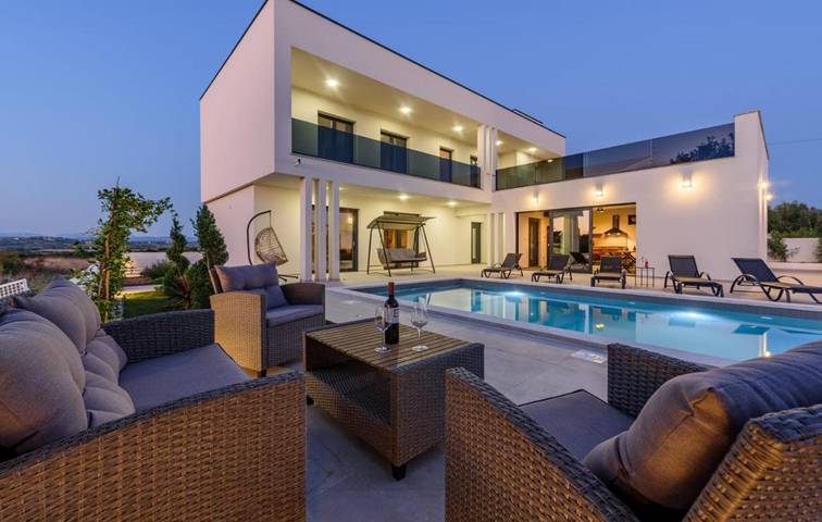 Ferienhaus für 8 Personen, mit Balkon und Terrasse sowie Pool und Ausblick in Sikovo