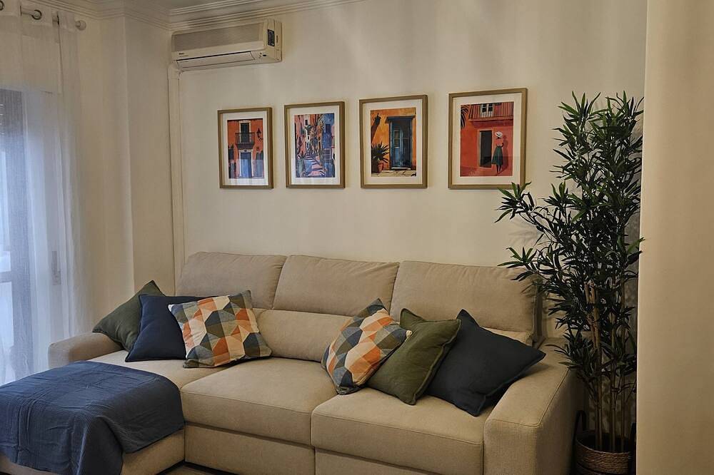 Ganze Wohnung, 7km from the beach and 14km from downtown Lisbon. Cozy, family-friendly apartment! in Almada, Halbinsel von Setúbal