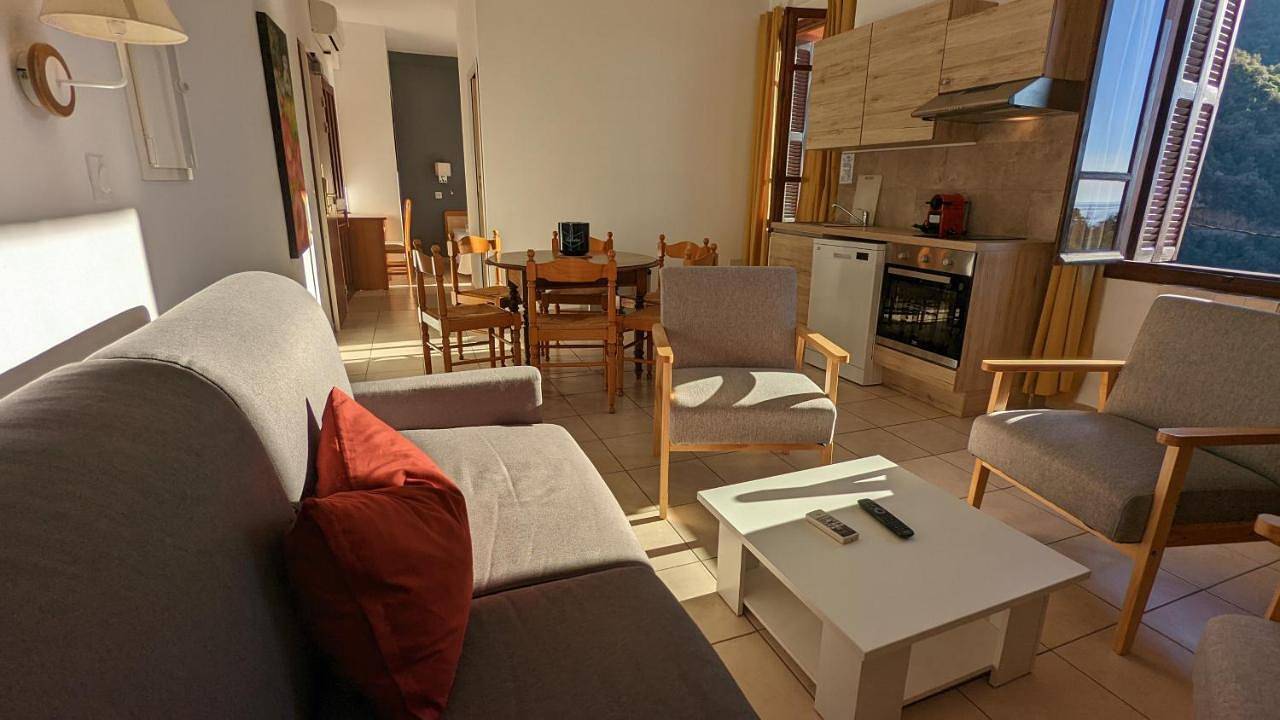 Appartement entier, Le Porto T3 55m2 vue mer immeuble traditionnel en pierre de taille avec prestations exceptionnelles barbecue ordinateur vidéosurveillance terrasse panoramique in Porto (Corse), Ota