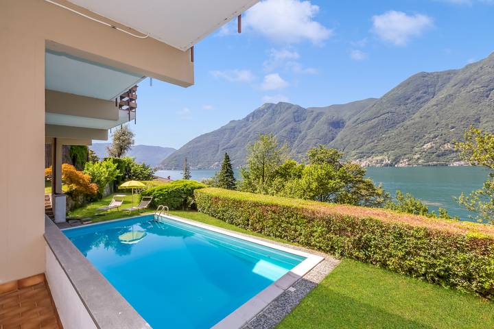 Agriturismo per 9 persone, con piscina e vista lago nonché balcone, adatto a famiglie con bambini in Provincia di Como