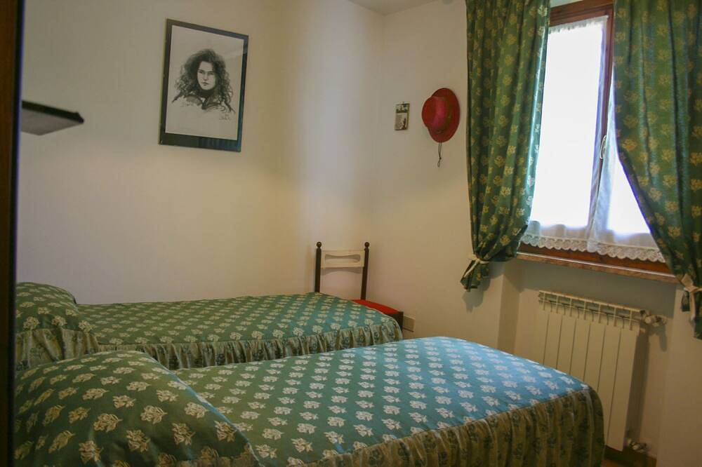 Panoramic villa surrounded by vineyards and olive groves, 5 km from Montepulciano and Torrita di Sie in Montepulciano, Siena Province