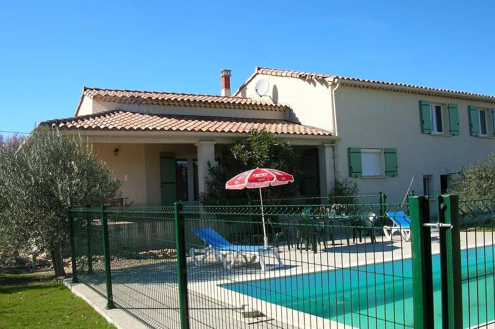 Schöne Villa mit Blick auf den Pool. in Saint-Jean-de-Maruéjols-et-Avéjan, Alès und Umgebung
