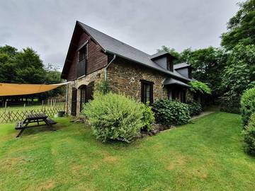 Gîte pour 8 personnes, avec jardin et sauna ainsi que piscine et vue, animaux acceptés à Troche