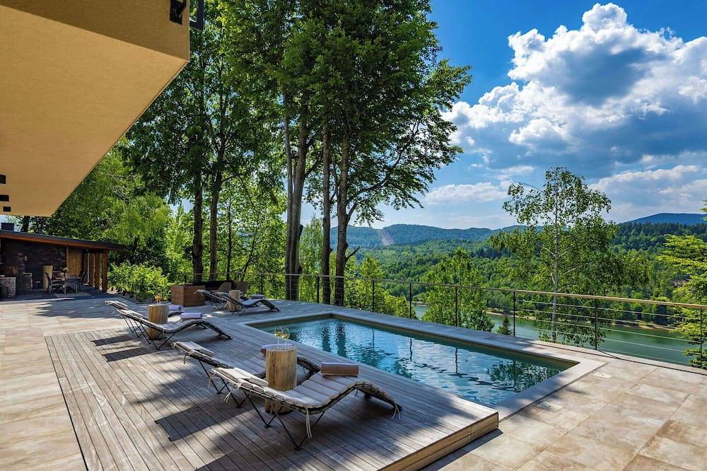 Alleinstehendes Ferienhaus mit Whirlpool, privatem Pool,  W-Lan, Tv, Innenhof, Haustiere erlaubt in Fuzine, Primorje-Gorski Kotar