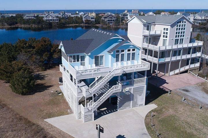 Vacation rental for 17 people, with hot tub and pool as well as yard, with pets in Hatteras Island