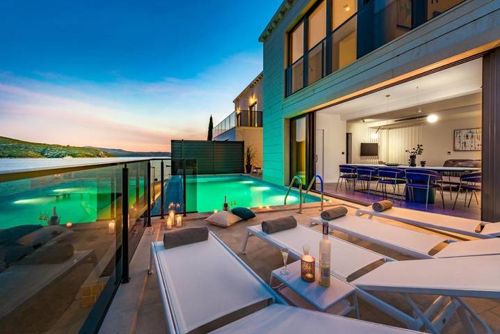 Villa pour 10 personnes, avec vue ainsi que piscine et terrasse à Slano