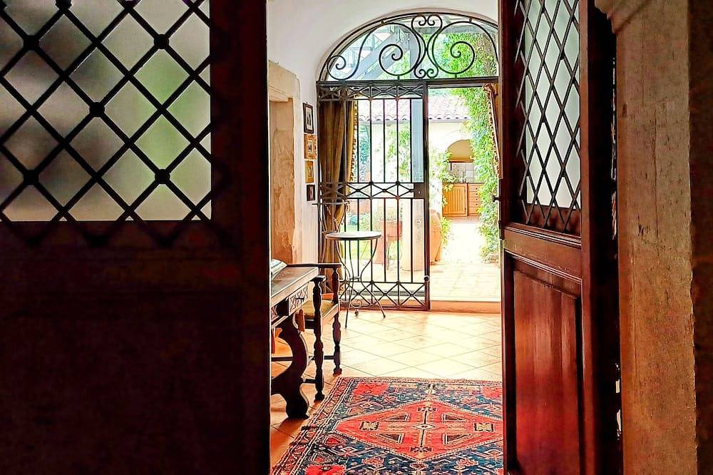 House in historic center in Sulmona with garden and jacuzzi in Sulmona, Provincia de L'Aquila