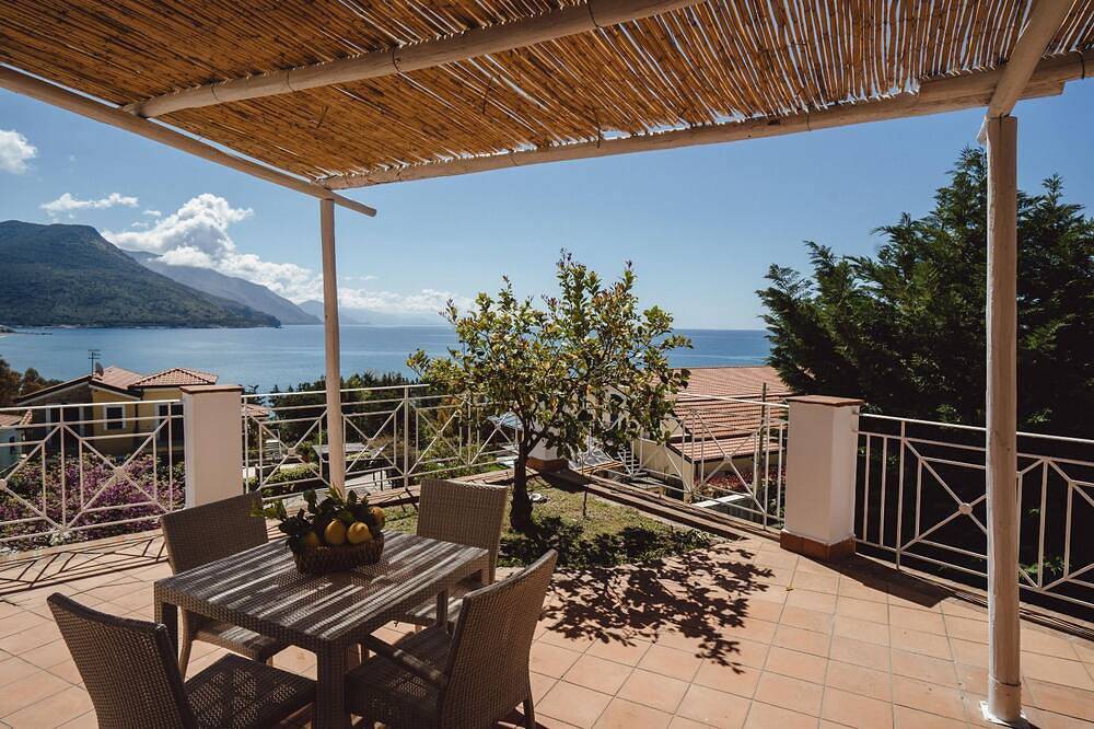 Apartamento entero, Gorgonia Sea view flat located in the Ruve Bianche Residence with swimming pool and private beach in Vibonati, Cilento
