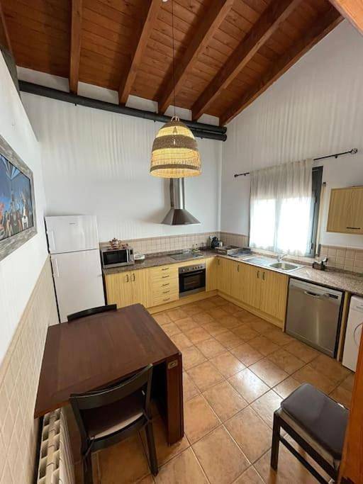 Chalet para 16 personas, con terraza además de vistas y piscina, Se admiten mascotas en Valles Oriental - 4