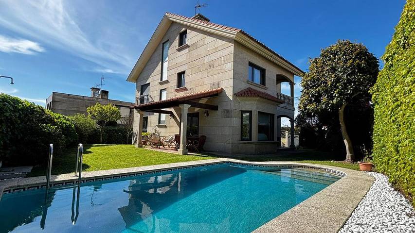 Villa für 8 Personen, mit Balkon und Terrasse sowie Garten und Pool