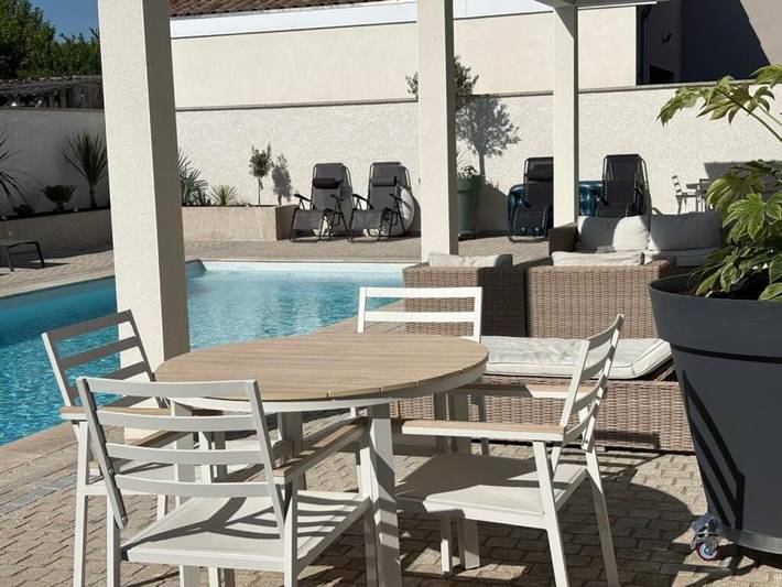 Location de vacances pour 6 personnes, avec jardin et vue ainsi que piscine et bassin pour enfant à Crêches-sur-Saône - 4