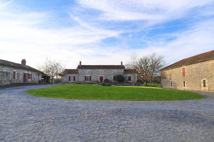 Location de vacances pour 8 personnes, avec jardin et terrasse, animaux acceptés dans Peyrat-de-Bellac - 2