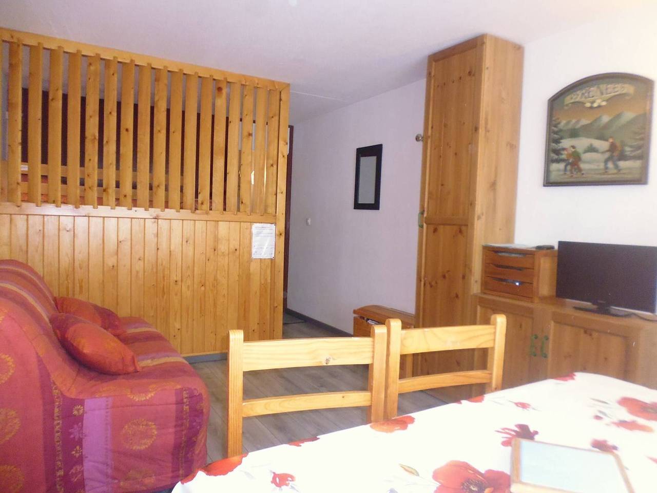 Entire studio, Cozy Studio with Cabin, Sleeps 4, South-Facing Balcony, Ski-In/Ski-Out, Near Amenities in La Mongie, Bagnères-de-Bigorre