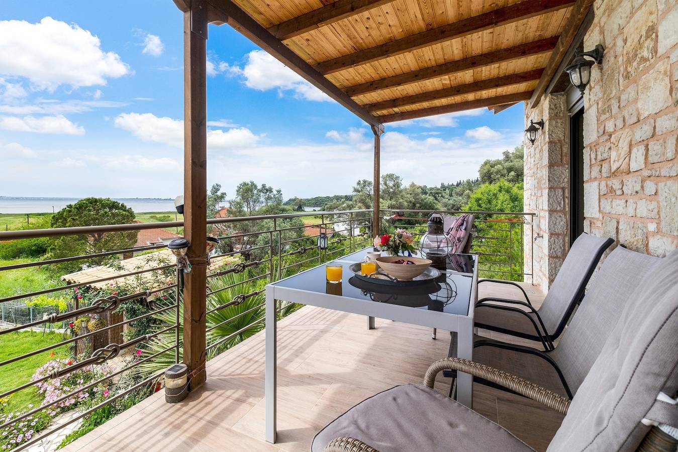 Apartamento 'Lefkada View Villa Vasiliki 1' con jardín y Wi-Fi in Región de Aetolia-Acarnania