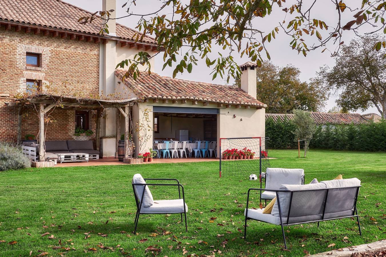 Finca 'Casa Rural Nogalia' mit privater Terrasse, privatem Garten und Wlan in Villanueva de Los Nabos, Villaturde