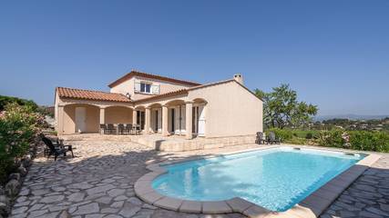 Cottage pour 8 personnes, avec piscine ainsi que terrasse et jardin à Oupia