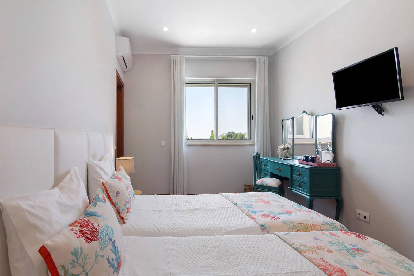 Milreu Guesthouse - Camera "Mar" con vista sulla piscina in Estoi, Faro Portogallo