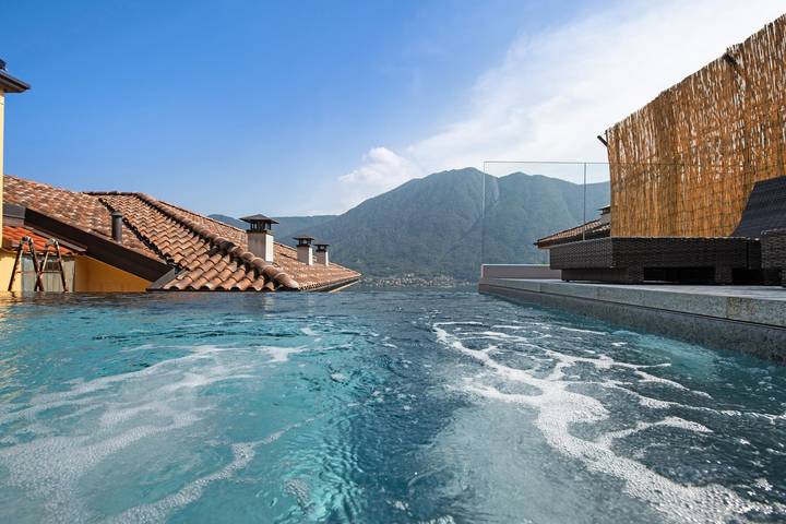 Attico Colonno con vista lago, piscina a sfioro e vasca idromassaggio in Colonno, Lago di Como
