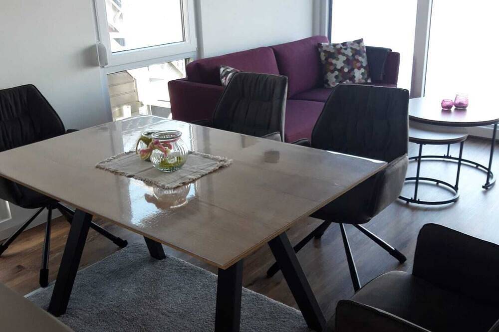 Modernes, familienfreundliches Hausboot am Wangermeer mit Dachterrasse, direktem Seezugang, Sups und Seeblick – ideal für Paare, Familien und kleine Gruppen. in Wangermeer, Wangerland