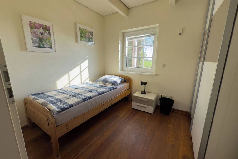 Das Minser Deichhaus ist ein gemütliches Ferienhaus direkt am Deich an der Nordsee und bietet auf zwei Etagen Platz für bis zu 8 Personen – ideal für Familien und Gruppen, die Erholung in ruhiger Lage mit Garten, Terrasse und moderner Ausstat... in Minsen, Wangerland