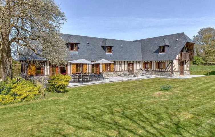 Location de vacances pour 13 personnes, avec Balcon et Terrasse ainsi que Jardin et Vue à Saint-Étienne-l'Allier