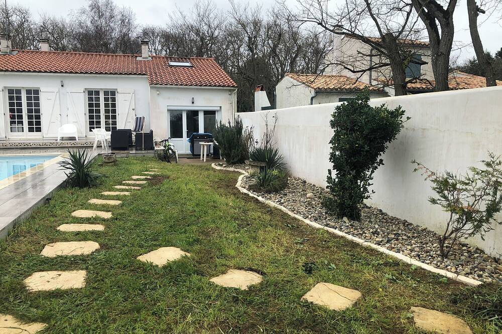 3-star seaside house with 10m pool in La Brée-les-Bains, Côte de Beauté