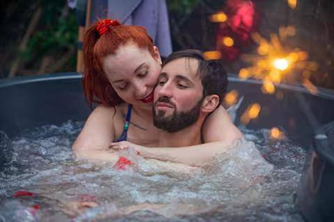 Chambre d’hôte pour 2 personnes, avec Balcon et Jacuzzi ainsi que Terrasse et Jardin