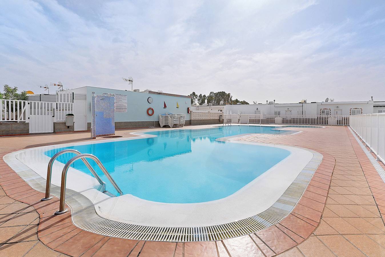 Apartamento entero, Bungalow Aloe Dunas 2 con piscina compartida, terraza privada y Wi-Fi rápido in Sonnenland, San Bartolomé de Tirajana