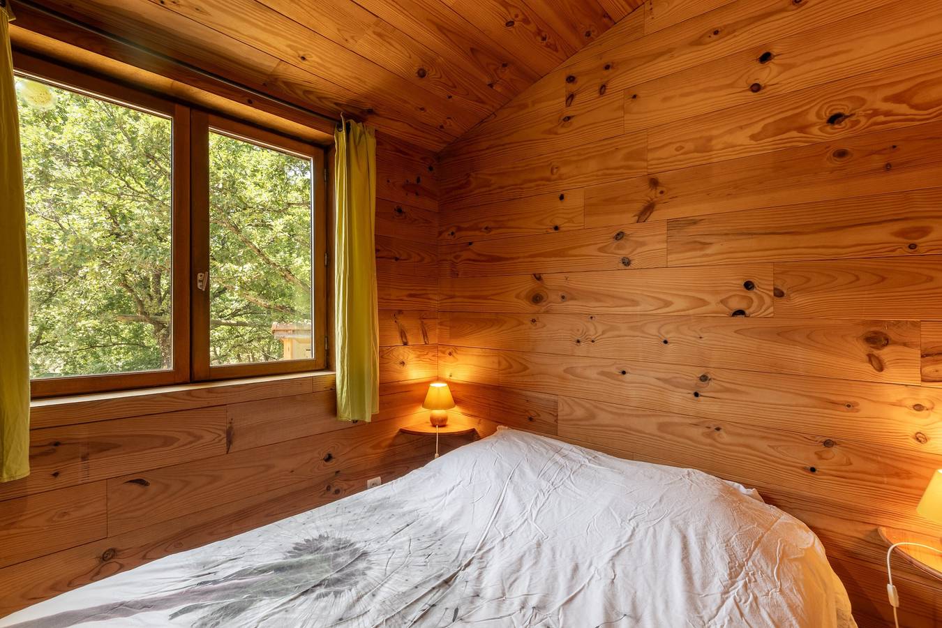 Chalet 'Blanc 8 Personnes' avec balcon et Wi-Fi in Darbres, Ardèche