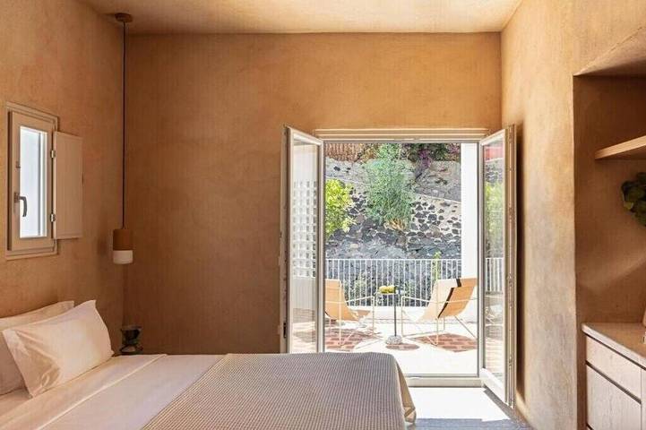 Holiday apartment for 2 people, with hot tub and garden in Thera