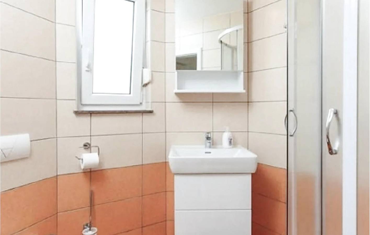 Ganze Ferienwohnung, Charmantes Apartment mit Terrasse, WLAN und Parkplatz in der Nähe des Strandes Strobec in Stobrec, Split-Dalmatien