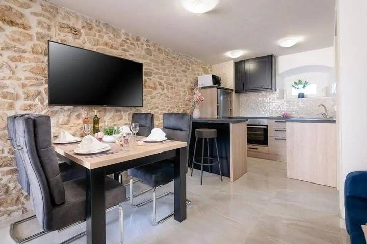 Ferienhaus für 4 Personen, mit Whirlpool und Terrasse sowie Sauna und Garten in Kastelir