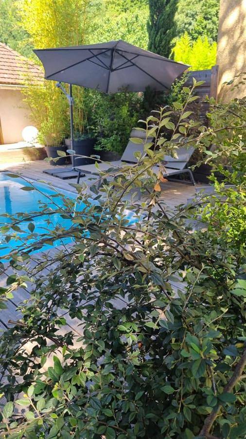 Location de vacances pour 2 personnes, avec Jacuzzi ainsi que Terrasse et Piscine à Fontaines-Saint-Martin