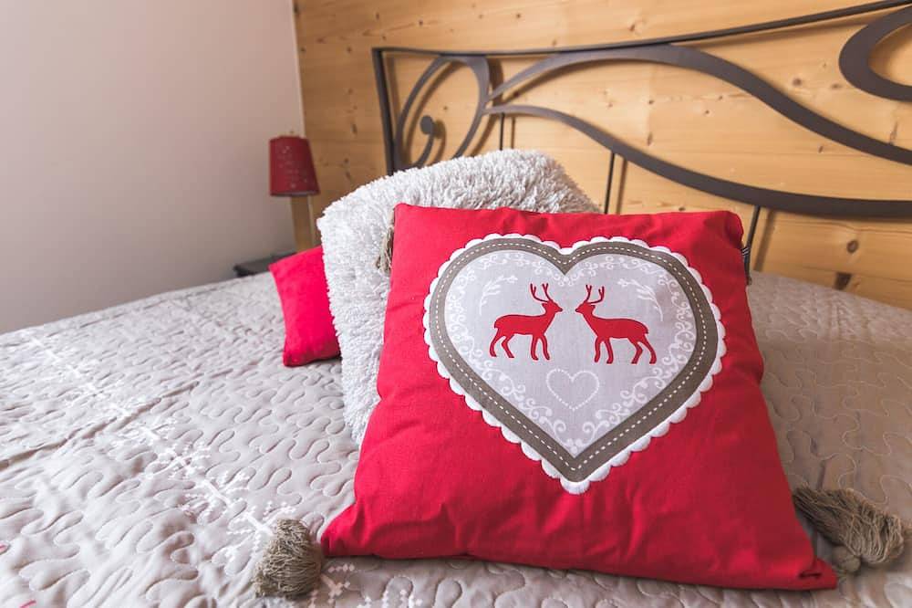 Appartement entier, Gîte spacieux Authentique Terrasse 25m² exposée plein sud Face à l'arrêt navette in Font-Romeu-Odeillo-Via, Parc naturel régional des Pyrénées catalanes