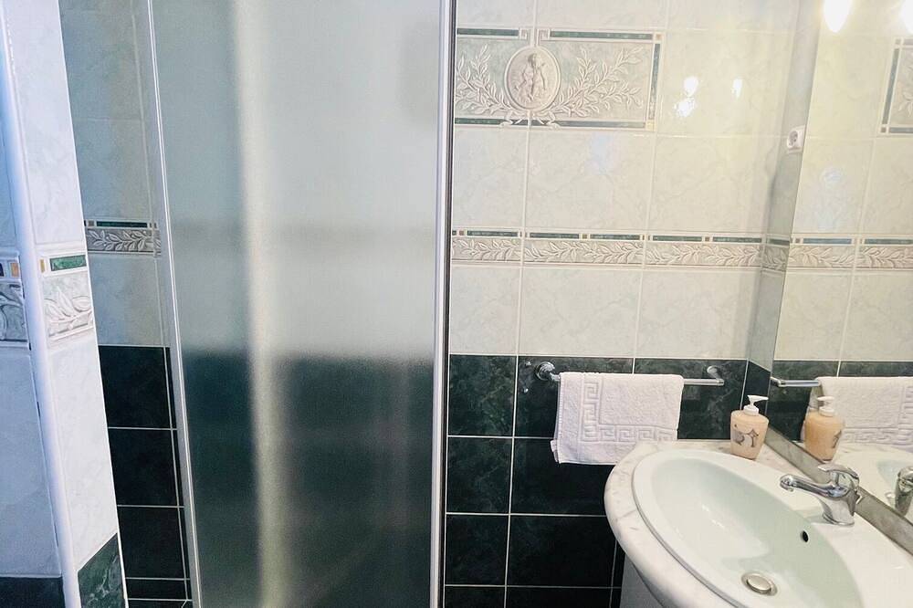 Appartement entier, Appartement meublé Rdc calme, ensoleillé avec jardin et vue sur la mer in Tiuccia, Casaglione