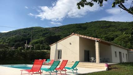 Cottage pour 8 personnes, avec jardin ainsi que piscine et terrasse à Thueyts