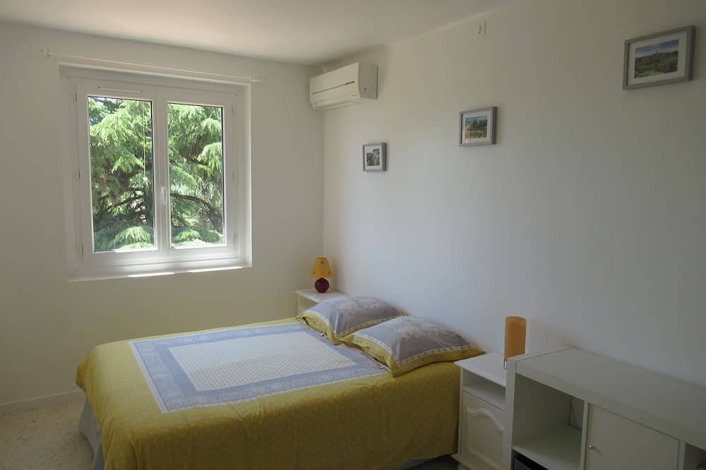 Encantadora casa en Provencal Gard, gran jardín, piscina, juegos para niños in Orsan, Region de Nimes