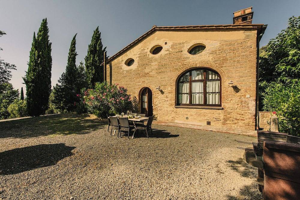 Apartment between Pisa and Florence in Farmhouse with Swimming Pool in Capannoli, Pisa Provinz