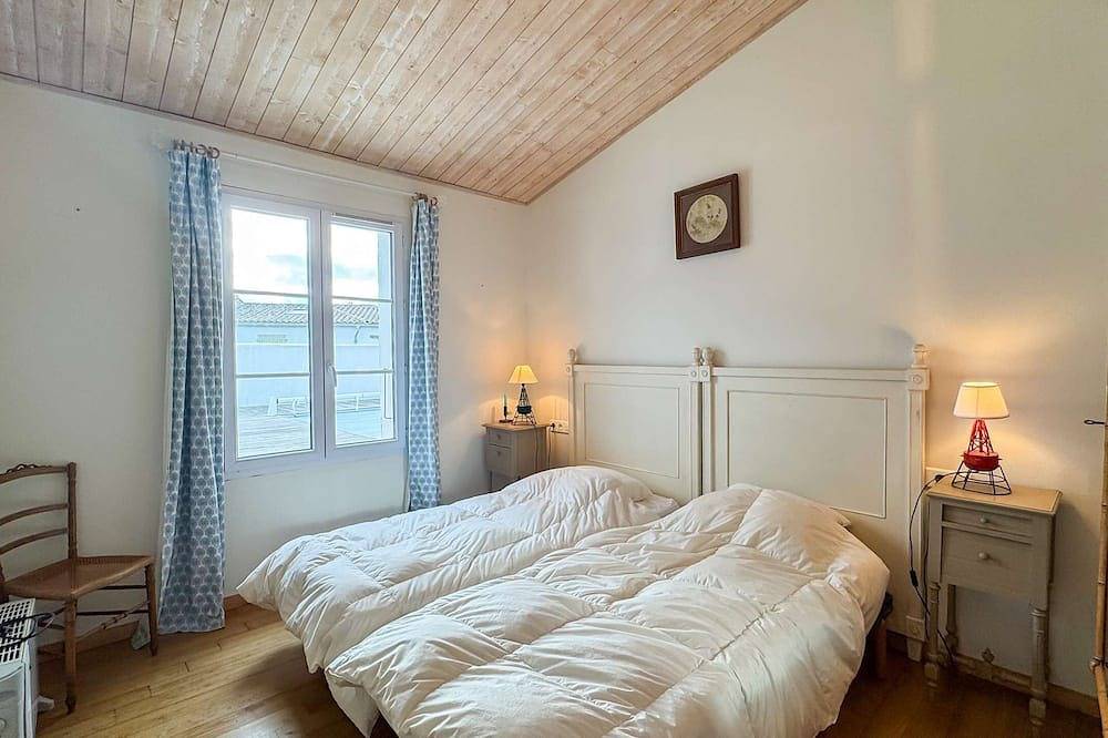 Beautiful family house with swimming pool, parking in Loix, Ile de Re