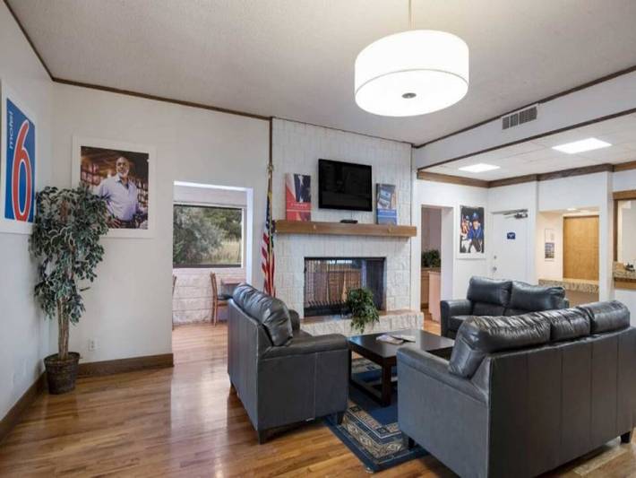 Entire apartment, Spacious King Bed|Free Wifi|Fridge in Colorado Springs, El Paso County (CO)