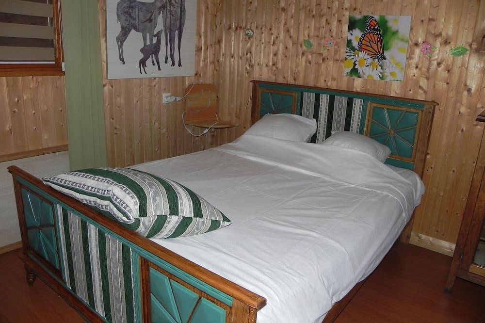 Großes behindertengerechtes Chalet, Swimmingpool, gemeinsamer Tennisplatz, Grill, Terrasse in Souvigny-en-Sologne, Sologne
