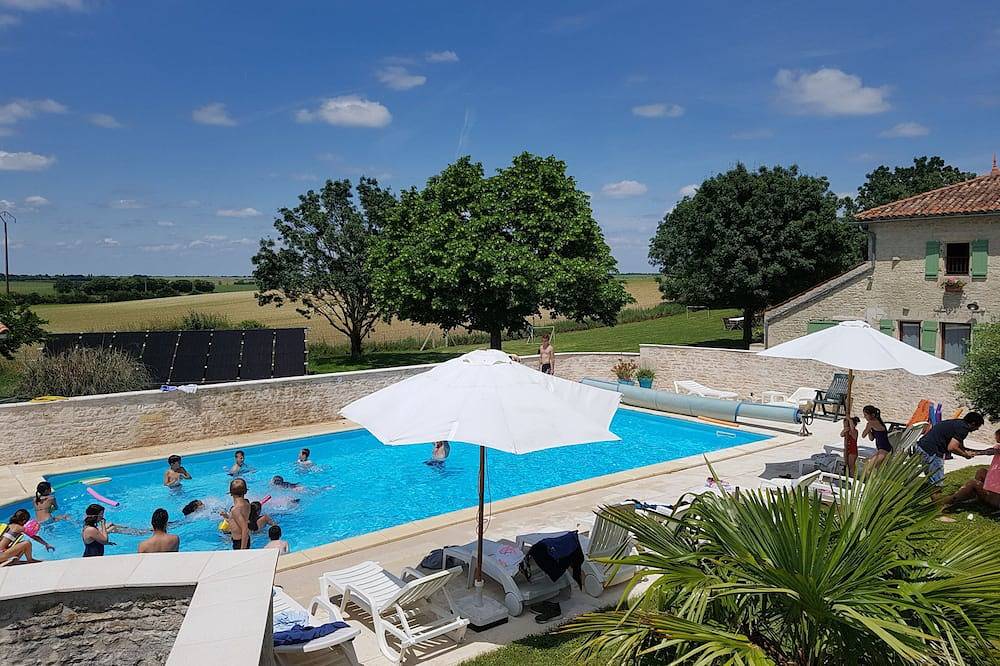 Domaine de pegon  : 6 gites pour 36 couchages, salle de réception et piscine. in Saint-Pierre-d'Amilly, Région de Rochefort