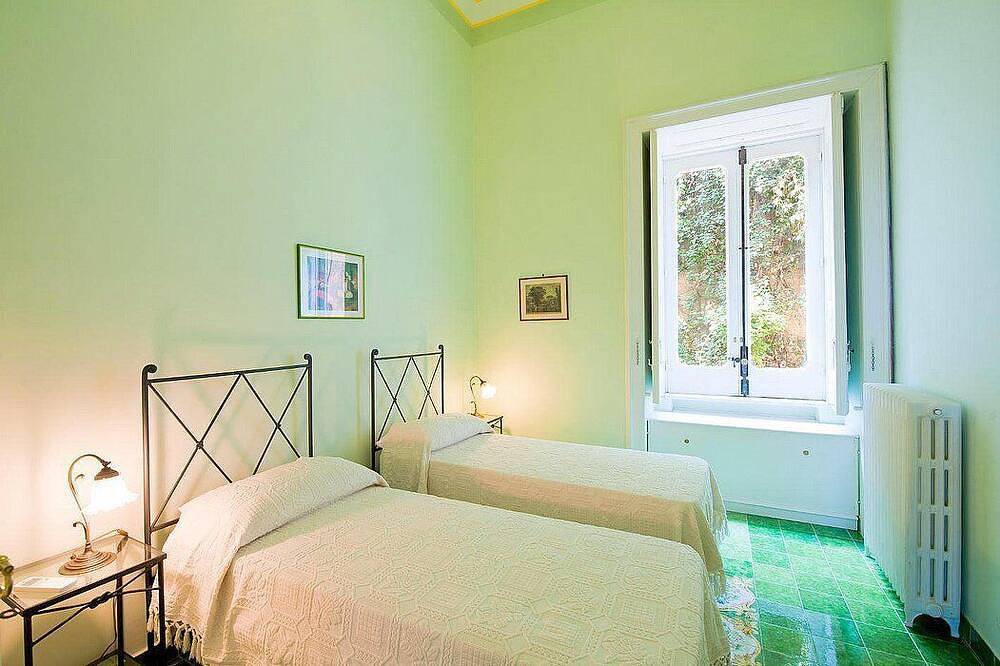 Villa Elidea D: An elegant and welcoming apartment which faces the sun and the sea, with Free Wi-Fi. in Spiaggia Duoglio, Amalfi