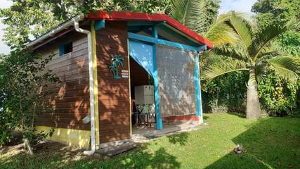 Cottage pour 2 personnes, avec jardin et bassin pour enfant ainsi que piscine et vue à Saint-Claude (Guadeloupe)