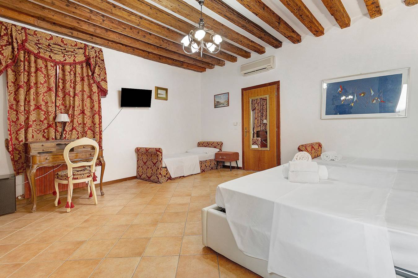 Apartment 'Venezia Baroque Charm' with Wi-Fi and Air Conditioning in Venice, Venice Province
